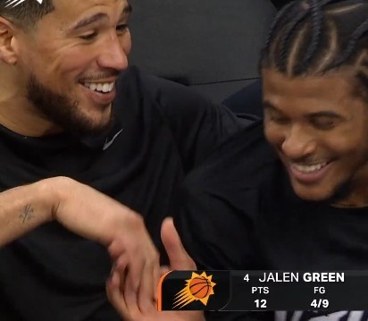 世界杯比赛时间-终于等到你！布克在板凳席给杰伦·格林捏肩膀 两人有说有笑